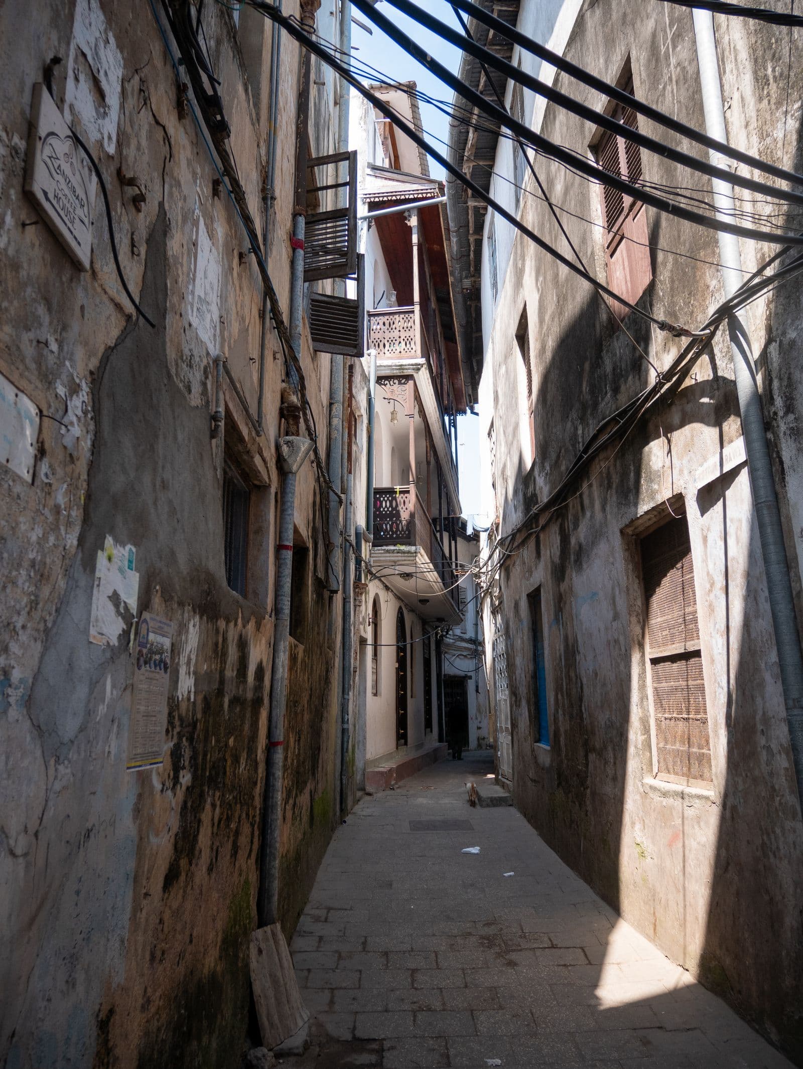Narrow alley in Stone Town, Zanzibar — stock photograph